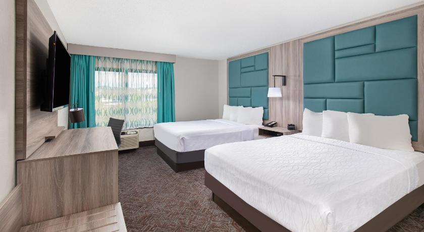Image of 1 King Bed and 2 Queen Beds, Deluxe Family Suite, Non-Smoking 1