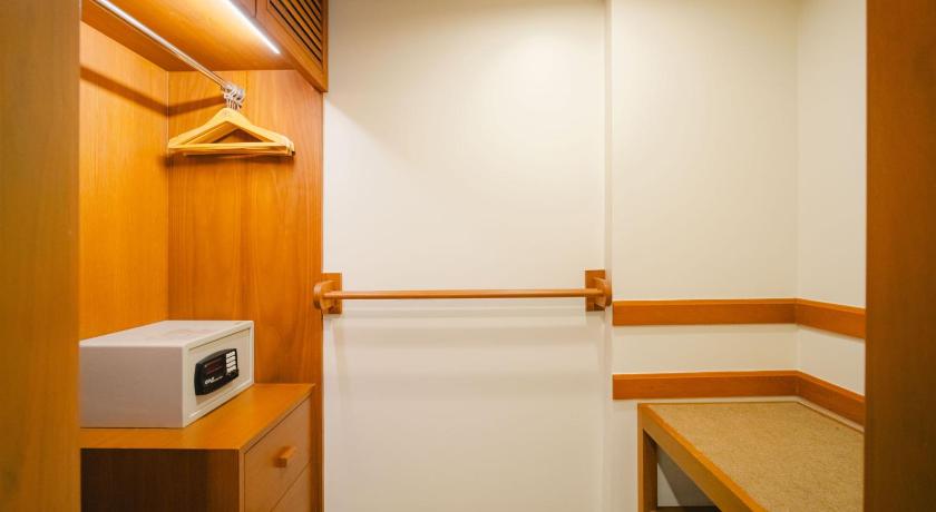 Image of Premier Deluxe Triple Room - Royal Wing 1 Queen and 1 Single 14