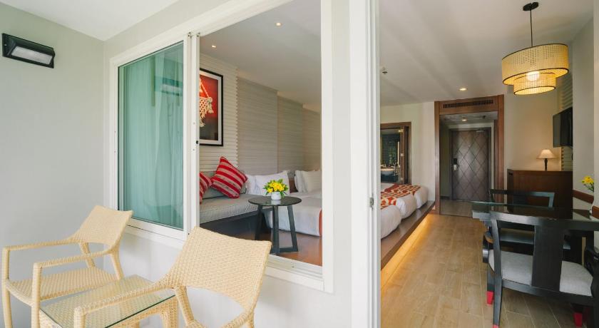 Image of Premier Deluxe Triple Room - Royal Wing 1 Queen and 1 Single 8