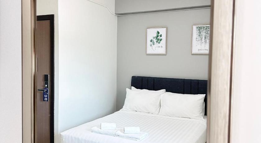 Image of Standard with 1 Queen Bed 1