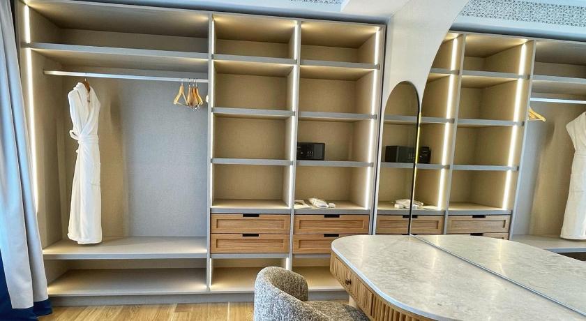 Image of Deluxe Suite with Sea View 4