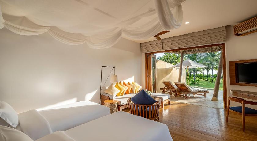 Image of 1-Bedroom Beachfront Pool Villa with 2 Single Beds 4