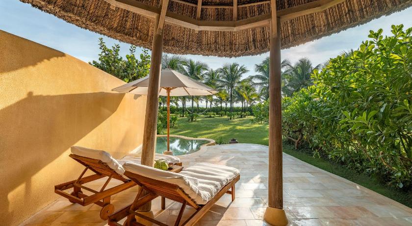 Image of 1-Bedroom Beachfront Pool Villa with 2 Single Beds 6