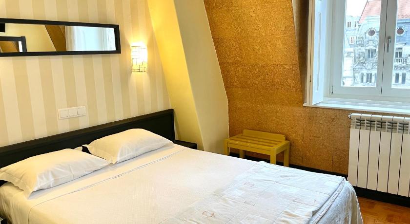 Image of Standard Double Room with City View 3