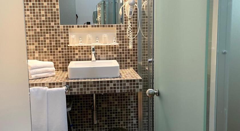 Image of Superior Triple Room 8