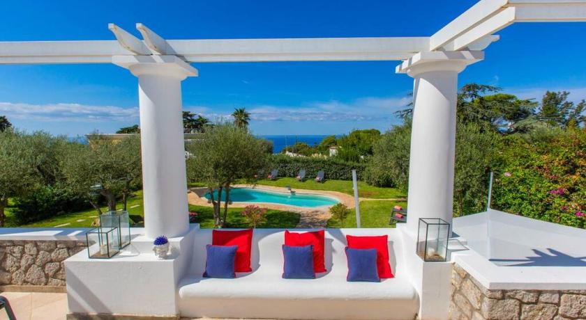 Luxury central Villa with pool and privacy