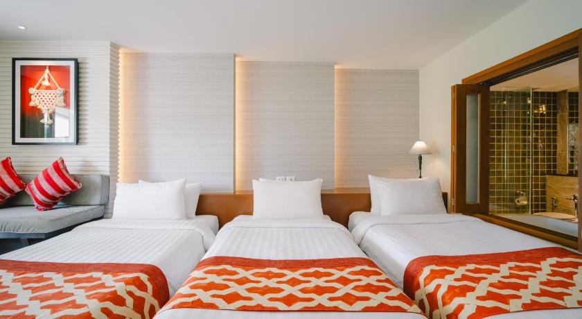 Image of Premier Deluxe Triple Room - Royal Wing 1 Queen and 1 Single 7