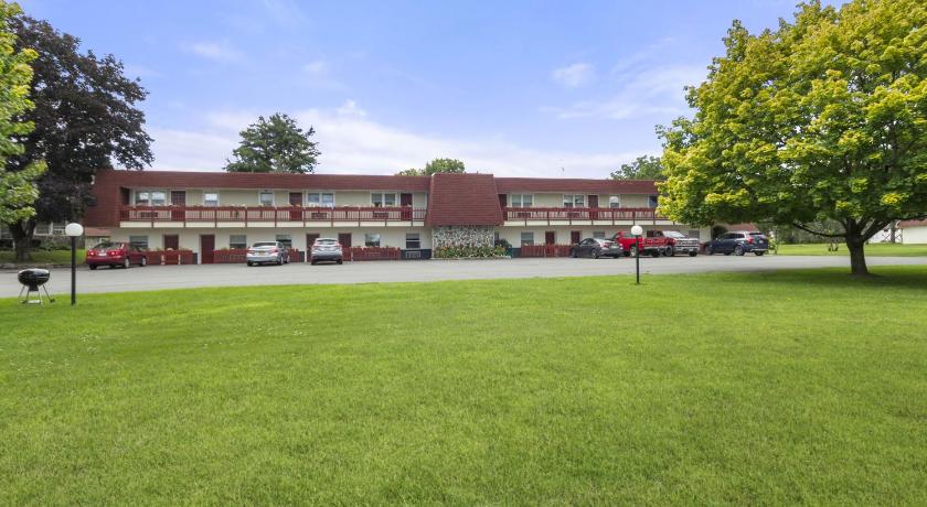 스코댁 랜딩 Blue Spruce Inn & Suites 2성급 숙소 수영장