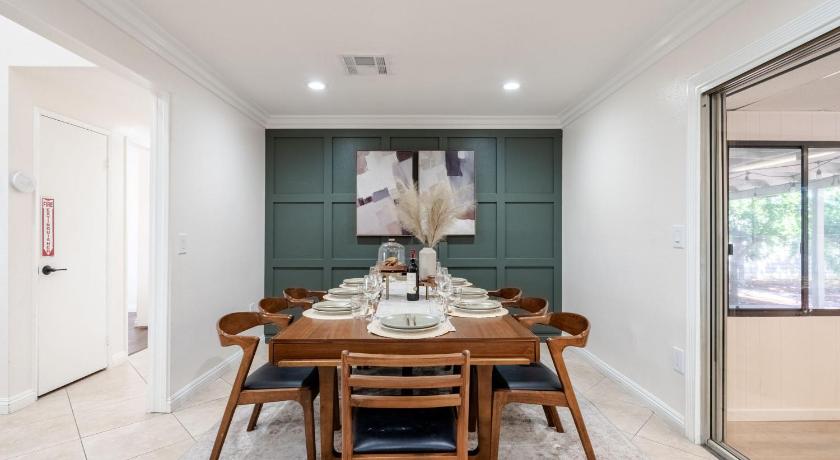 Westminster (CA) Elegant Retreat w/ Game room in Heart of OC 4-Star Accommodation restaurant