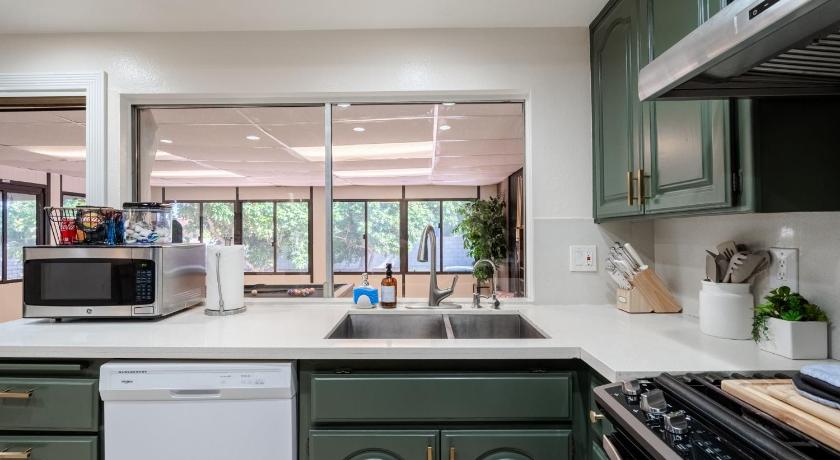 Westminster (CA) Elegant Retreat w/ Game room in Heart of OC 4-Star Accommodation room