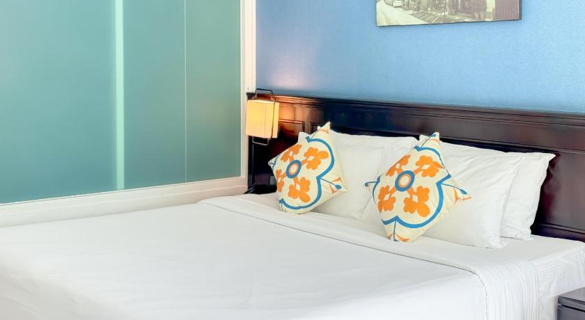 Image of Pool Access King Room 17