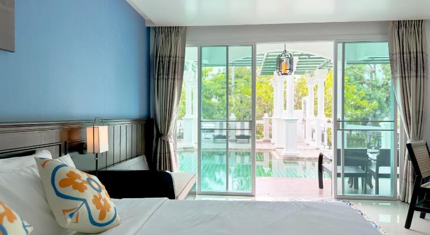 Image of Pool Access King Room 3