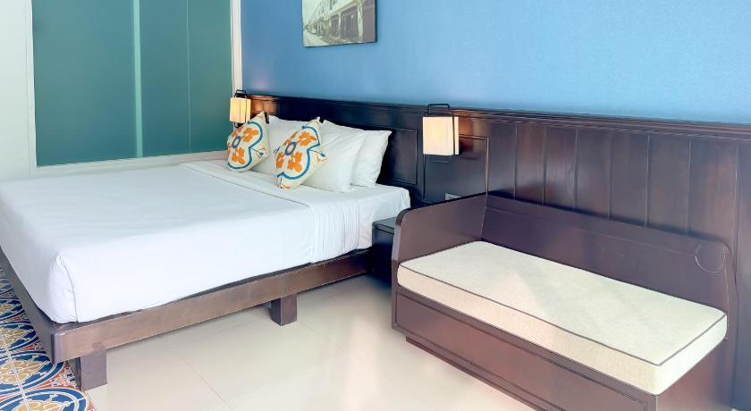 Image of Pool Access King Room 16