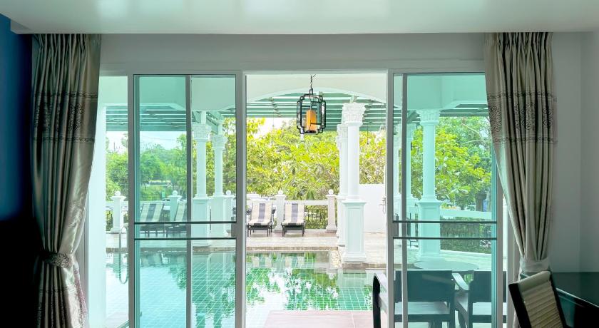 Image of Pool Access King Room 1