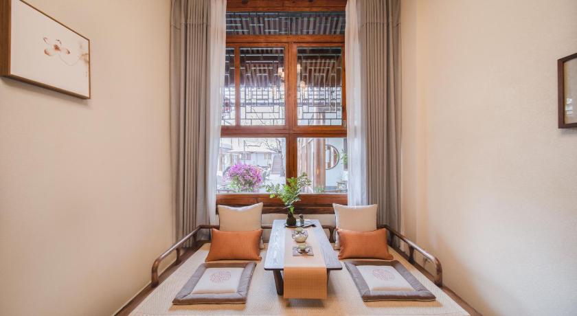 Image of Queen Room with Garden View 7