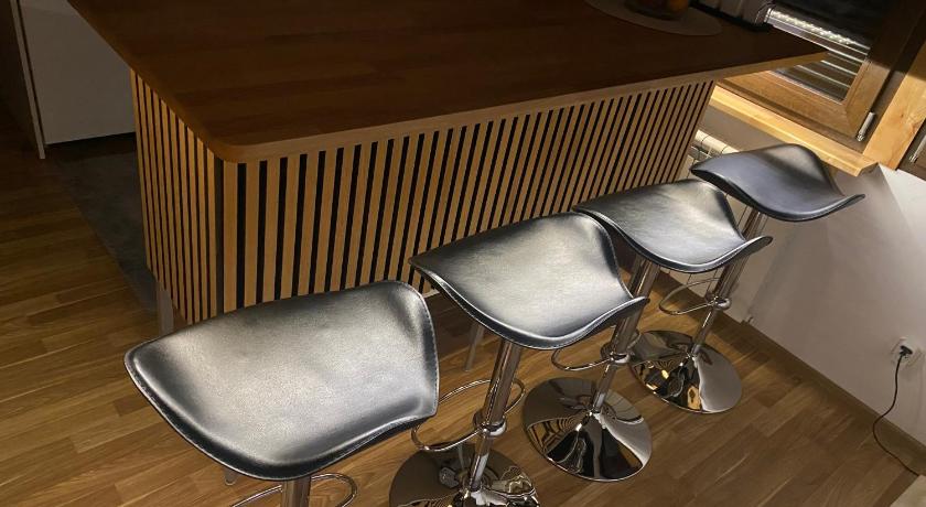 Unter dem Dach mit Parkplatz