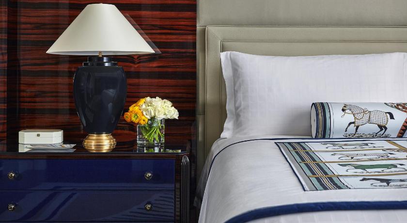 Image of Superior Room with King Bed 9