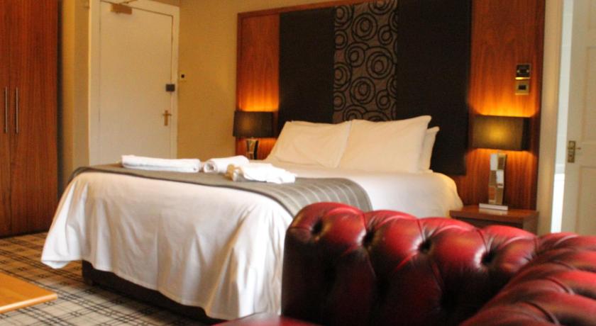 Image of Double Room with Corner Bath/Shower 1