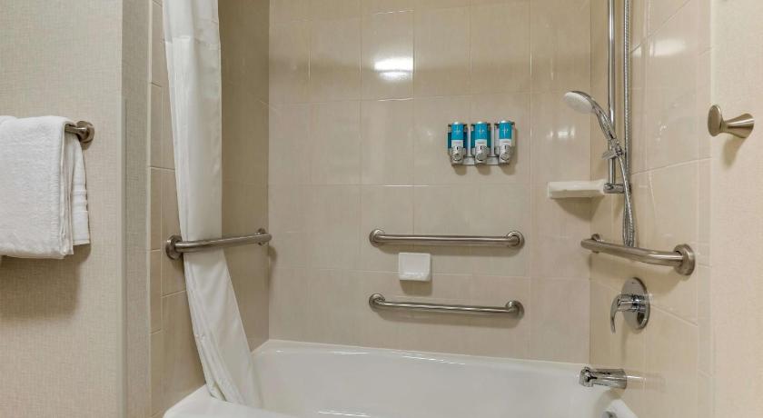 Image of Deluxe Queen Room with Two Queen Beds  -  Hearing Accessible, Tub, Nightly views of area fireworks 2