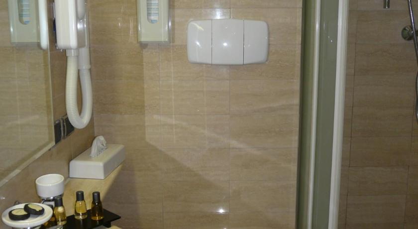 Фото: Одноместный номер Стандарт (Standard Single Room) 3