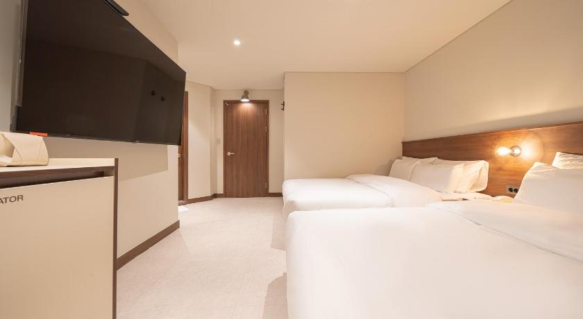 Suite with Record player 이미지 0