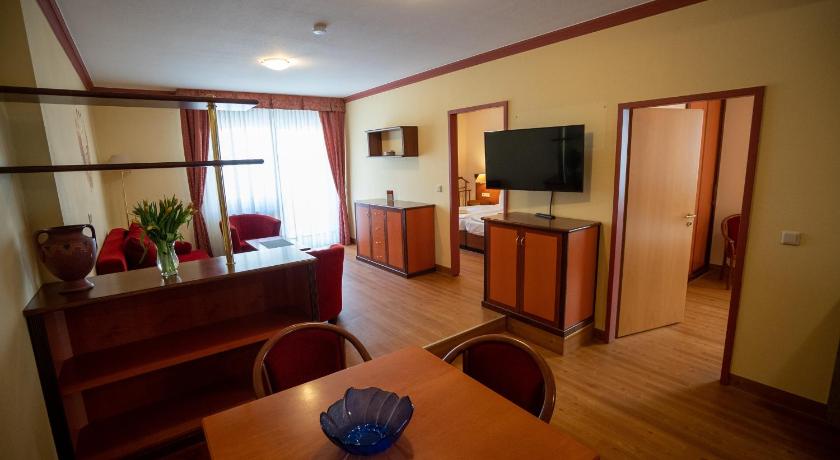 Image of Apartment with 2 bedrooms with balcony / courtyard view 0