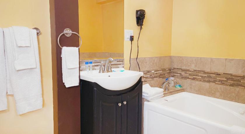 Image of Deluxe Suite with Spa Bath 2