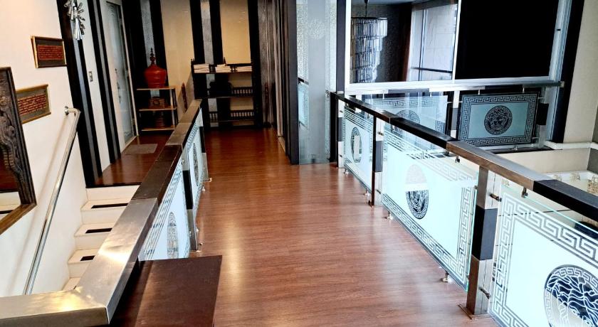 Custom Design Loft With City Views And Rooftop Pool - image 3