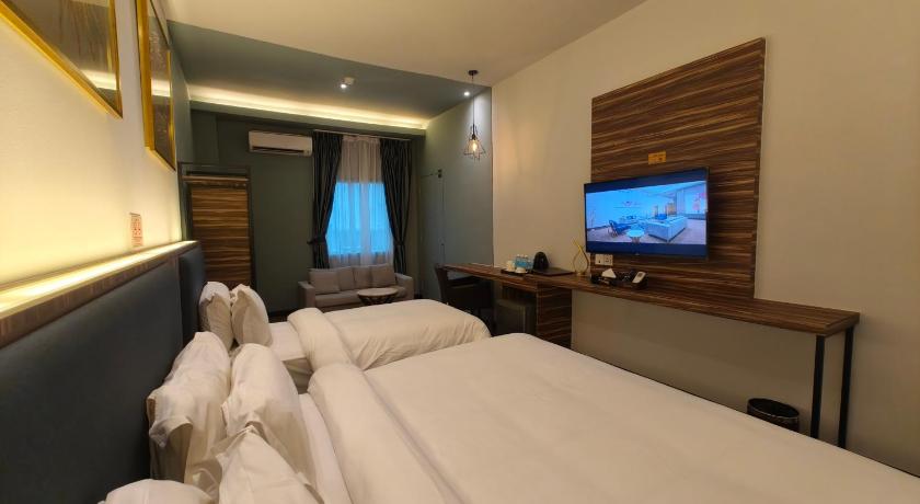 Image of Deluxe Triple - 1 Double Bed and 1 Single Bed 12