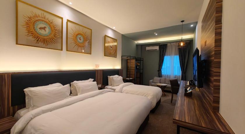 Image of Deluxe Triple - 1 Double Bed and 1 Single Bed 3