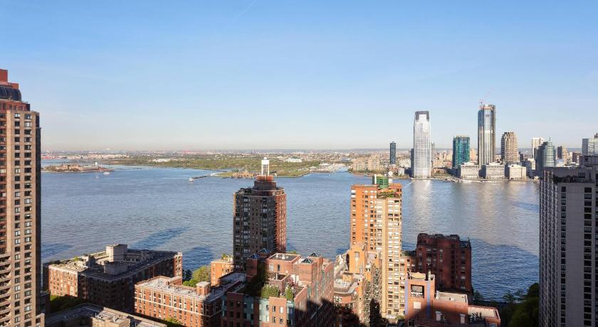 Image of Habitación Deluxe con cama extragrande y vistas al río Hudson - Adaptada para personas con discapacidad auditiva (Deluxe King Room with Hudson River View - Hearing Accessible) 4