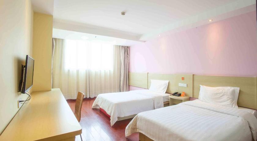 a hotel room with two beds and two lamps, 7 Days Inn Zhengzhou Zijingshan Branch in Zhengzhou