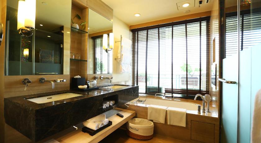 Image of ITC One, Luxury Hours, Club level, Guest room, 1 King, Pool view, Balcony 2
