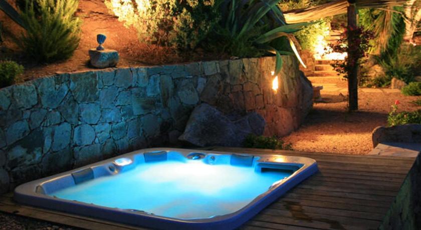 Chambre cosy Aphrodite avec accès a la piscine et au jacuzzi