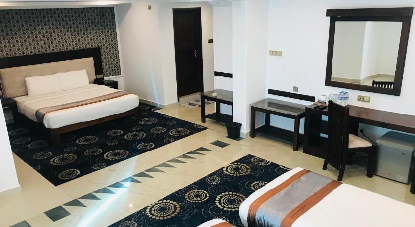 صورة غرفة عائلية مع شرفة (Family Room with Balcony) 0