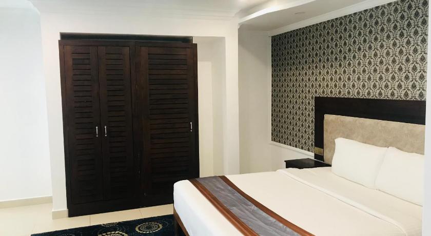 صورة غرفة عائلية مع شرفة (Family Room with Balcony) 3