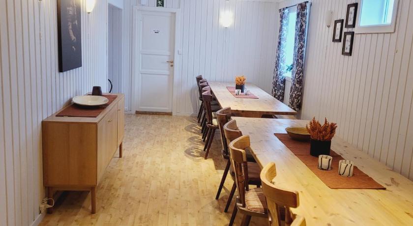 Image of Eight-Bedroom House 5