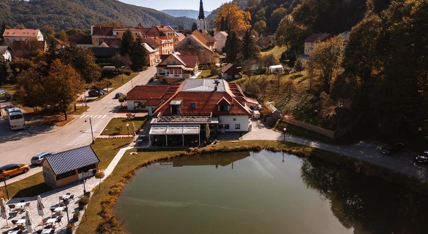 Kozjanski dvor
