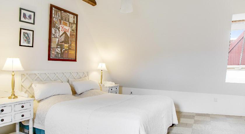 Image of Family Room (2 Adults + 2 Children) 4