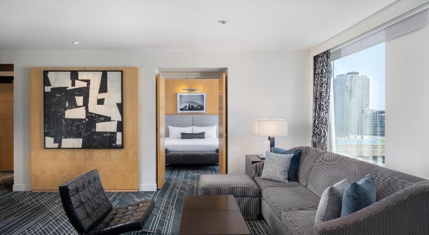 صورة King Corner Suite with Sofabed  and Living Room 3
