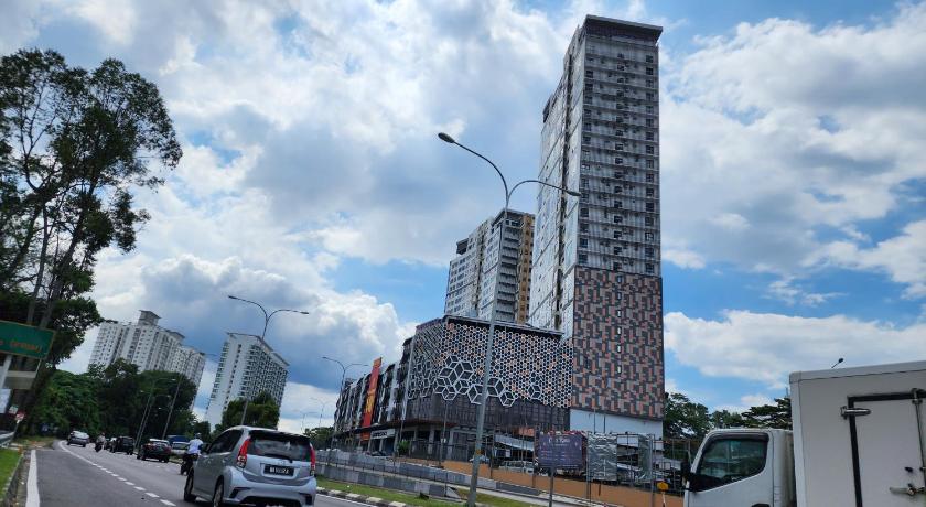 Lux Duplex Suite 4pax/Netflix/Wifi Selayang KL - image 3