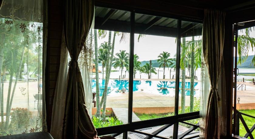 Image of Suite with Lake View 12
