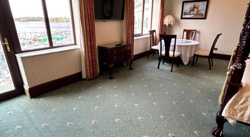 Image of Deluxe Suite with Spa Bath 4