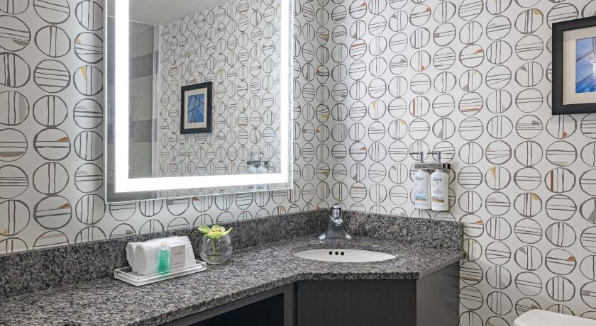 Standard Queen Room with Mobility Accessible Roll-In Shower fotója 1