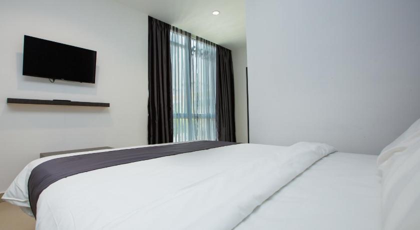 Image of Deluxe Double Room (2 Adults + 1 Child) 3