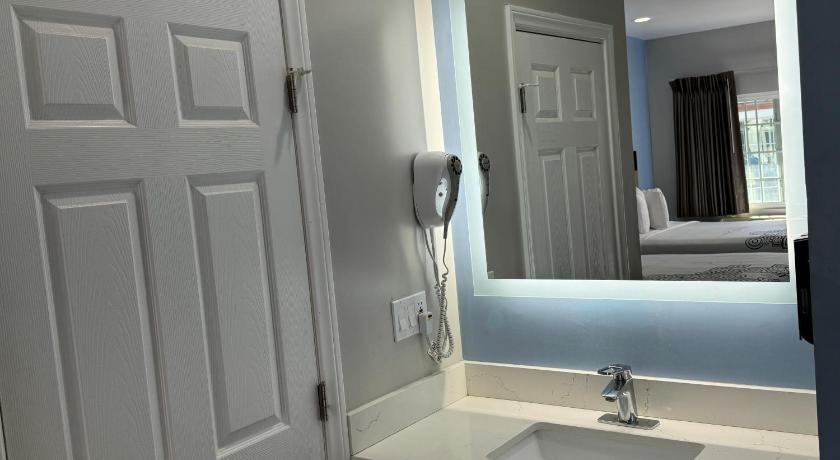 Image of 2 Queen Beds 6