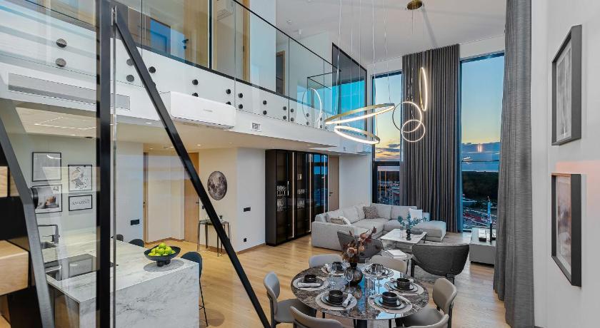 Elegant Seaview Penthouse 3BR Ensuite Luxury Retreat with Sauna and Free Parking