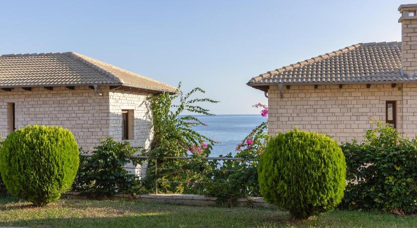 Image of Junior Suite with Patio and Partial Sea View 4