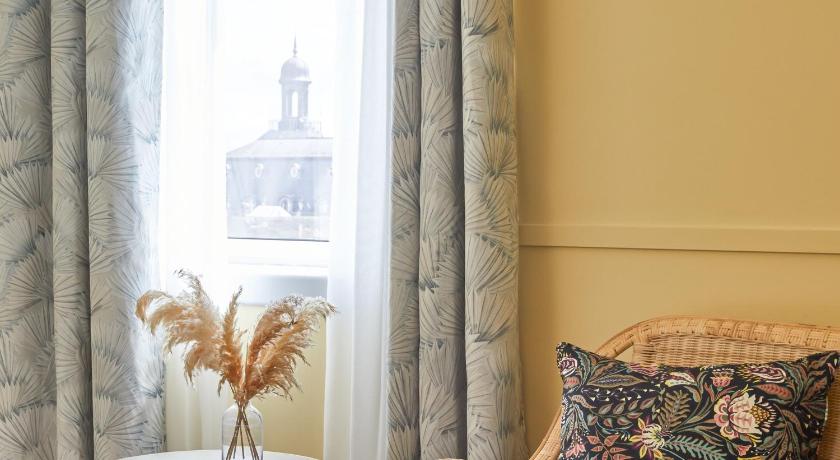 Image of Standard King Room with City View 4