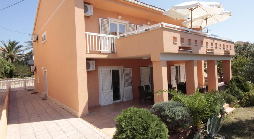 Studios & Rooms Fiesta
